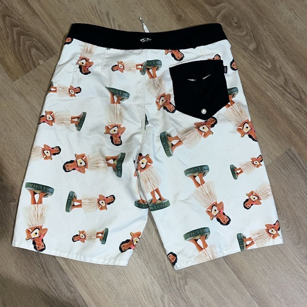 Retro vans off the wall, aloha bobblehead girl grass skirt ukulele Hawaii shorts - Picture 4 of 4